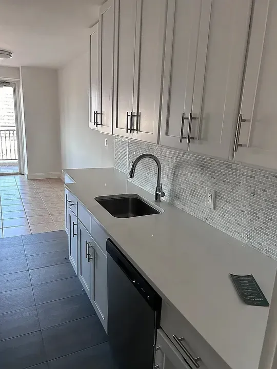 3 Bed 2 Bath Contemporary High-Rise Condo in New York, NY - 2