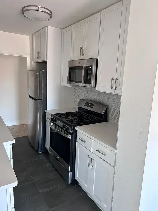 3 Bed 2 Bath Contemporary High-Rise Condo in New York, NY - 4