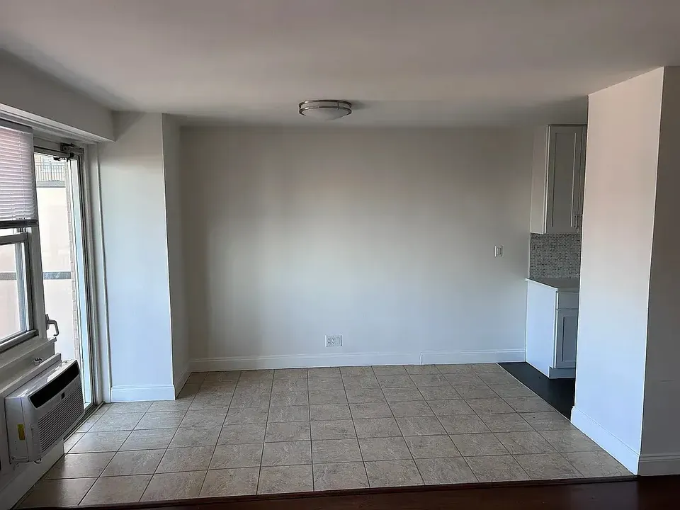 3 Bed 2 Bath Contemporary High-Rise Condo in New York, NY - 5