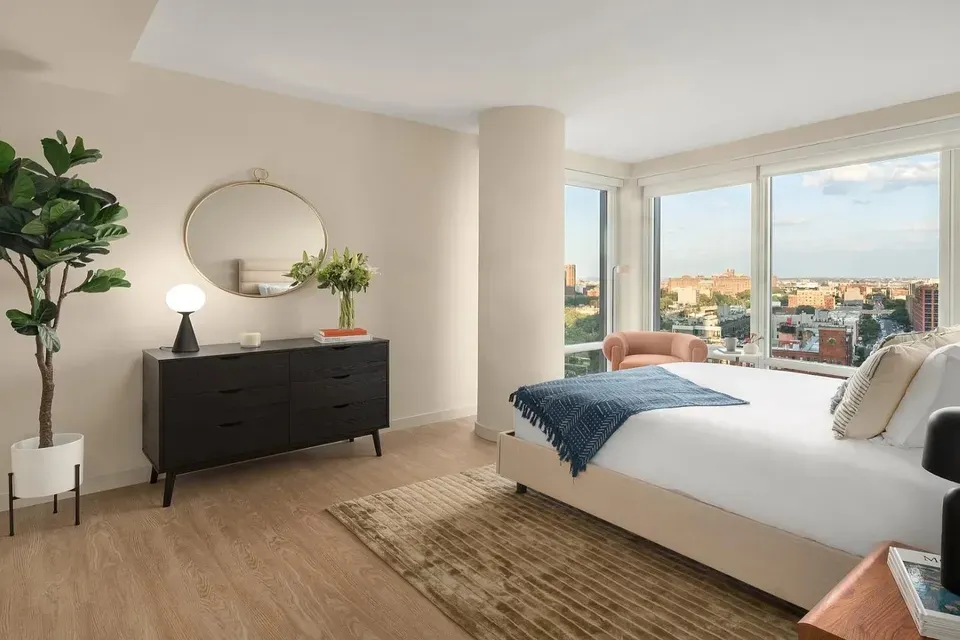 3 Bed 2 Bath Contemporary High-Rise Condo in New York, NY - 2