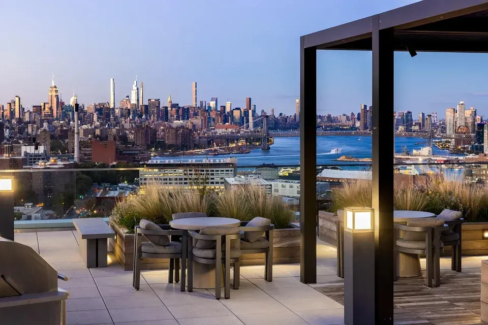 3 Bed 2 Bath Contemporary High-Rise Condo in New York, NY - 1