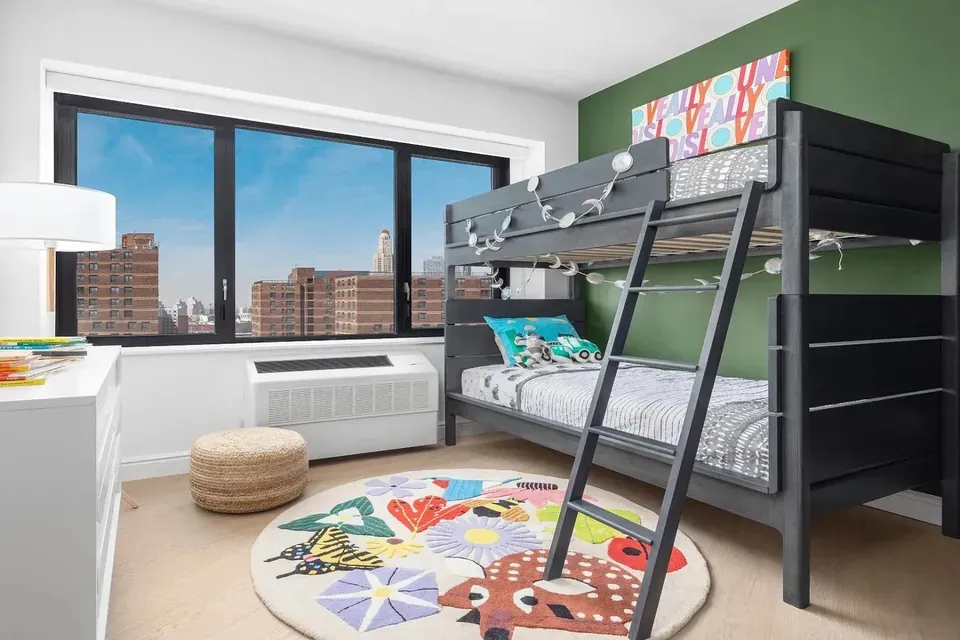 3 Bed 2 Bath Contemporary High-Rise Condo in New York, NY - 5