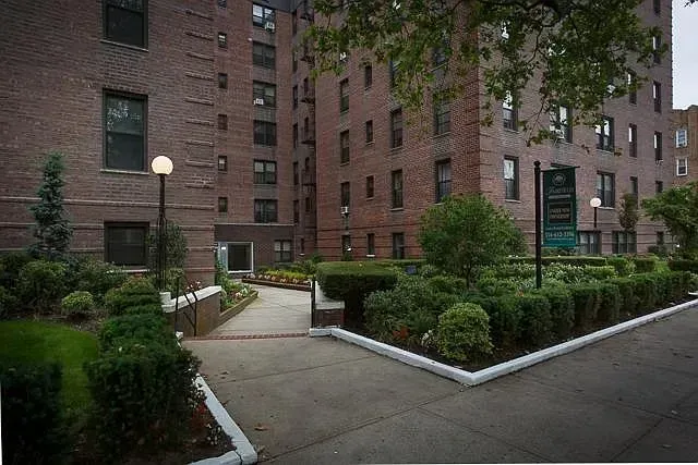 3 Bed 2 Bath Contemporary High-Rise Condo in New York, NY - 2