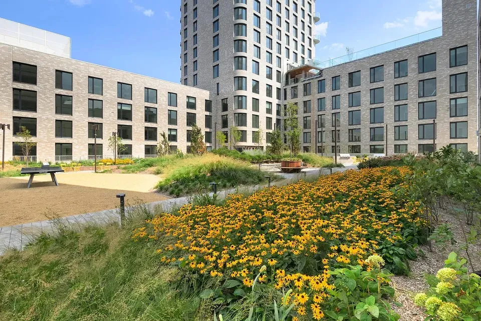 3 Bed 2 Bath Contemporary High-Rise Condo in New York, NY - 1