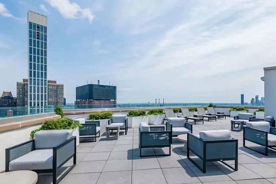 3 Bed 2 Bath Contemporary High-Rise Condo in New York, NY - 2