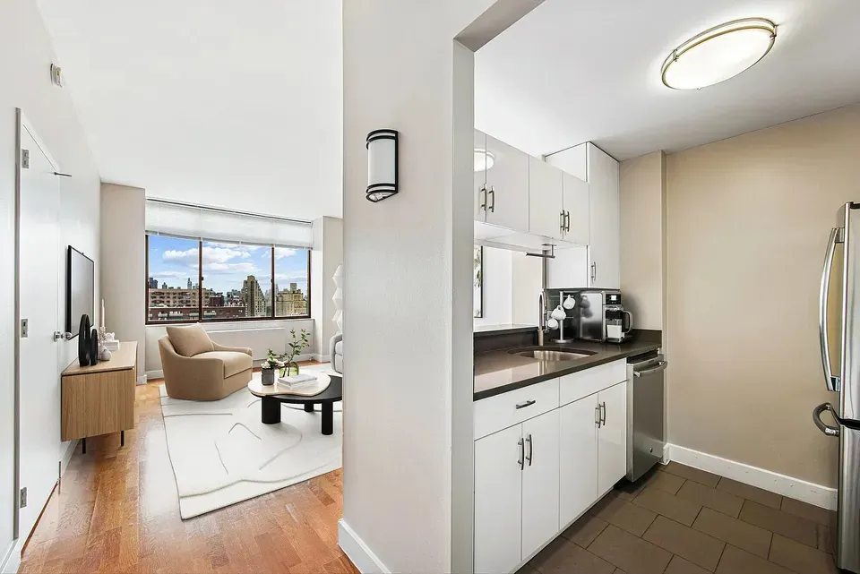 3 Bed 2 Bath Contemporary High-Rise Condo in New York, NY - 2