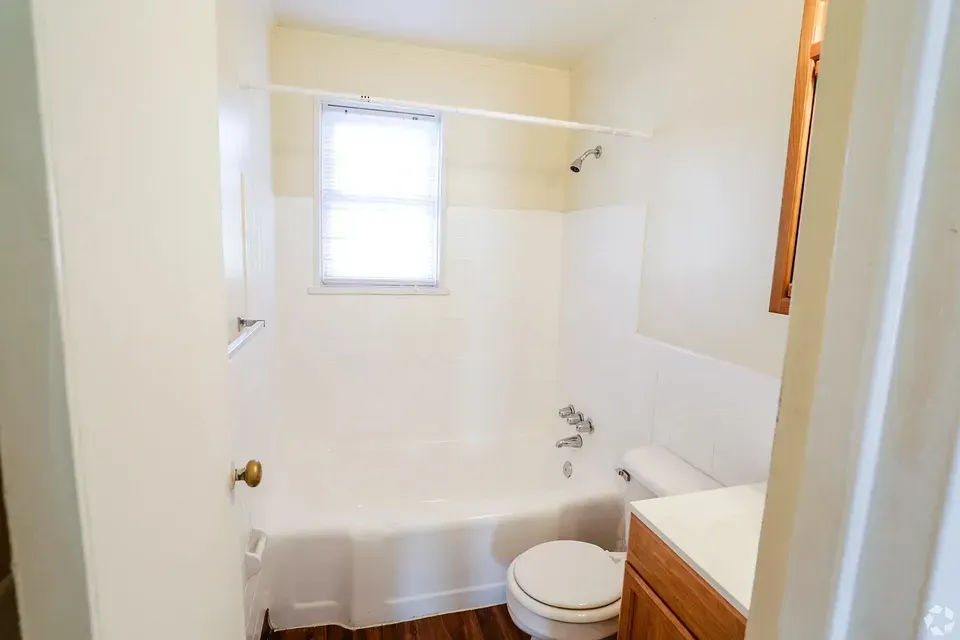 3 Bed 2 Bath Contemporary High-Rise Condo in Norfolk, VA - 4