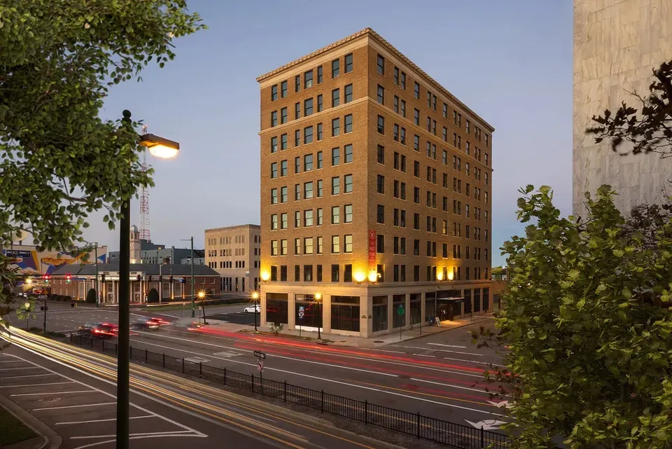 3 Bed 2 Bath Contemporary High-Rise Condo in Norfolk, VA - 1
