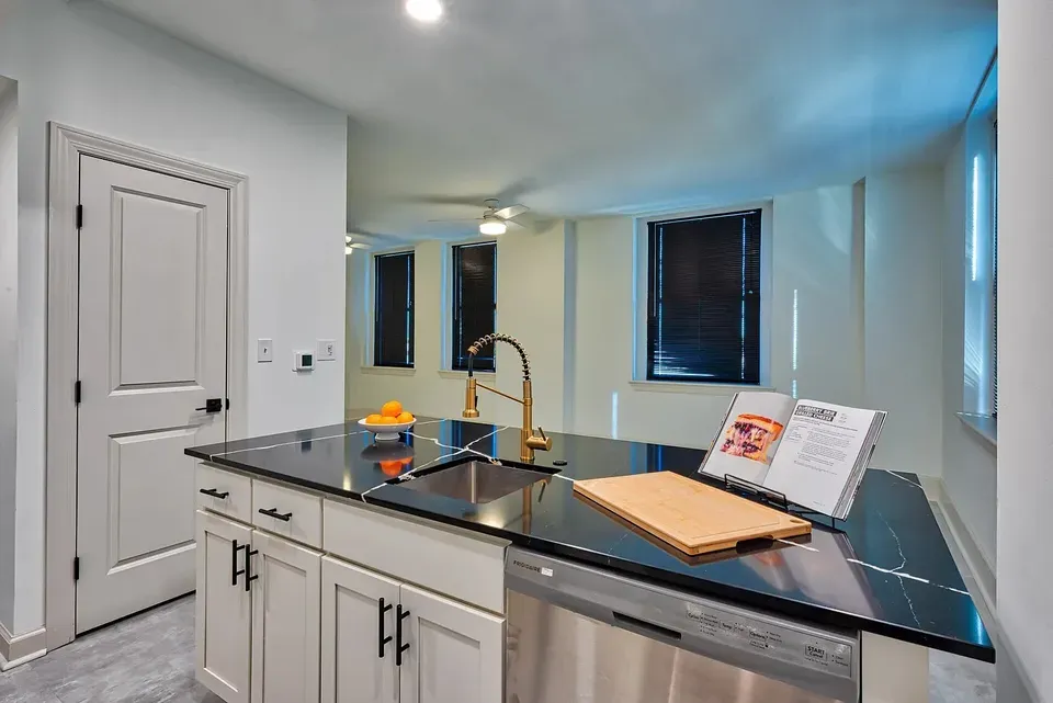 3 Bed 2 Bath Contemporary High-Rise Condo in Norfolk, VA - 4