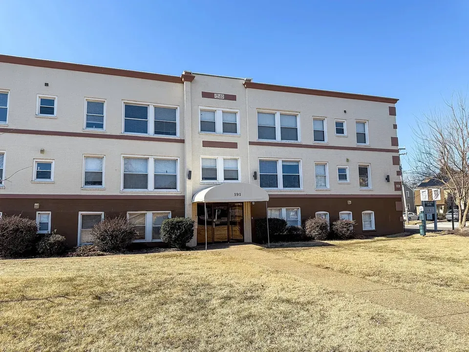 3 Bed 2 Bath Contemporary High-Rise Condo in Norfolk, VA - 2
