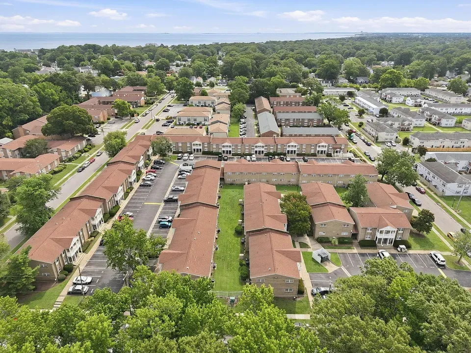 3 Bed 2 Bath Contemporary High-Rise Condo in Norfolk, VA - 2