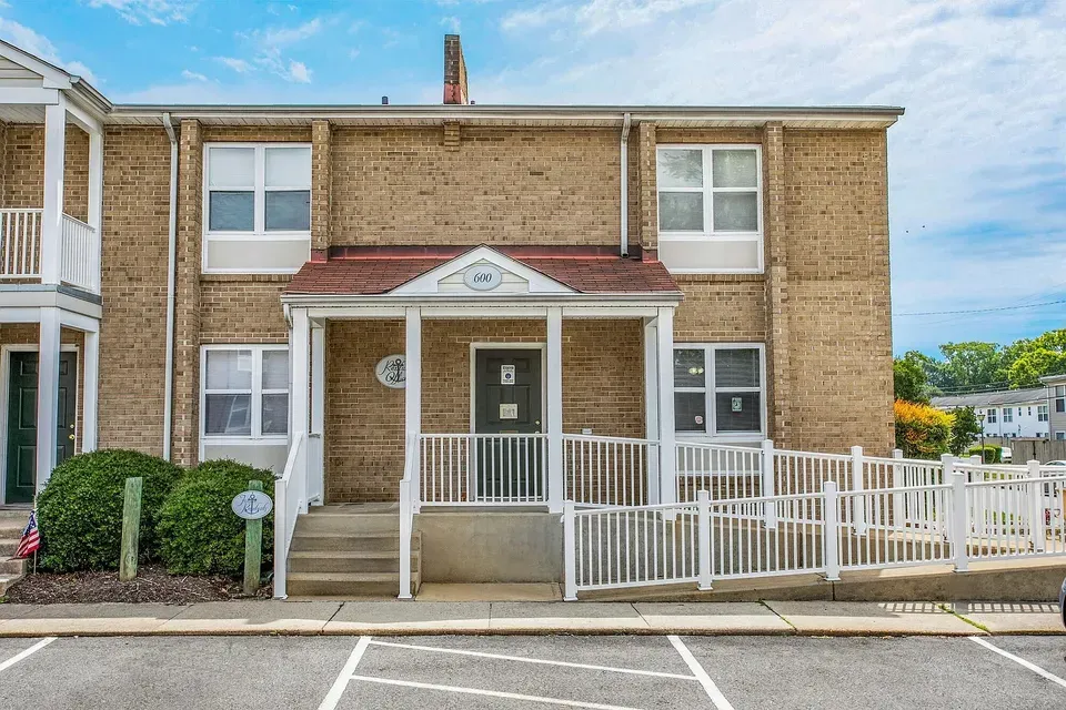 3 Bed 2 Bath Contemporary High-Rise Condo in Norfolk, VA - 3