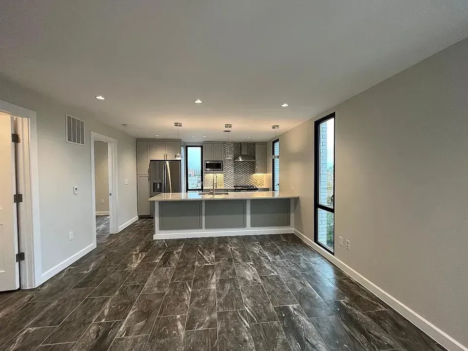 3 Bed 2 Bath Contemporary High-Rise Condo in Norfolk, VA - 2