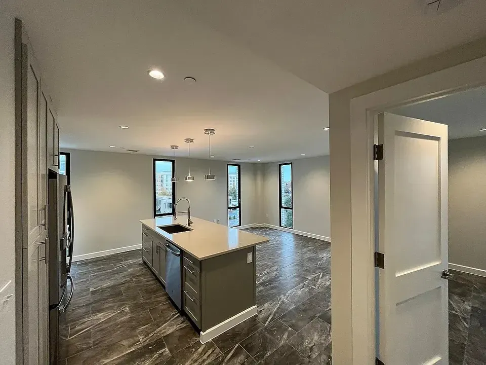 3 Bed 2 Bath Contemporary High-Rise Condo in Norfolk, VA - 3
