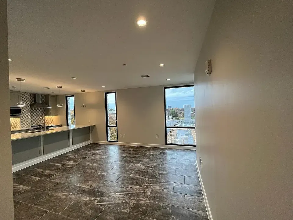 3 Bed 2 Bath Contemporary High-Rise Condo in Norfolk, VA - 4