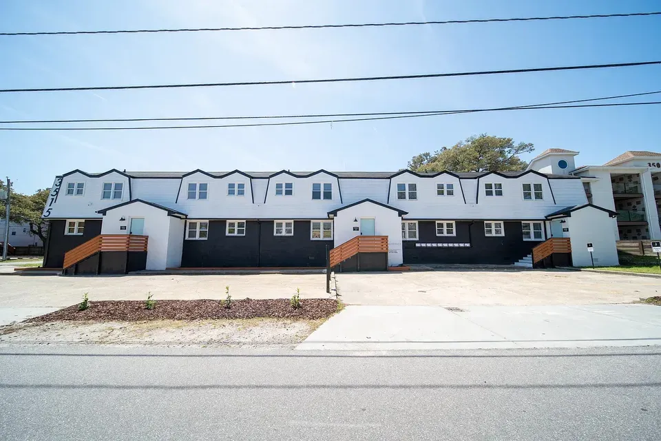3 Bed 2 Bath Contemporary High-Rise Condo in Norfolk, VA - 3