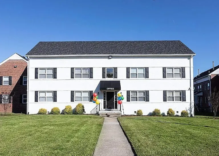 3 Bed 2 Bath Contemporary High-Rise Condo in Norfolk, VA - 2
