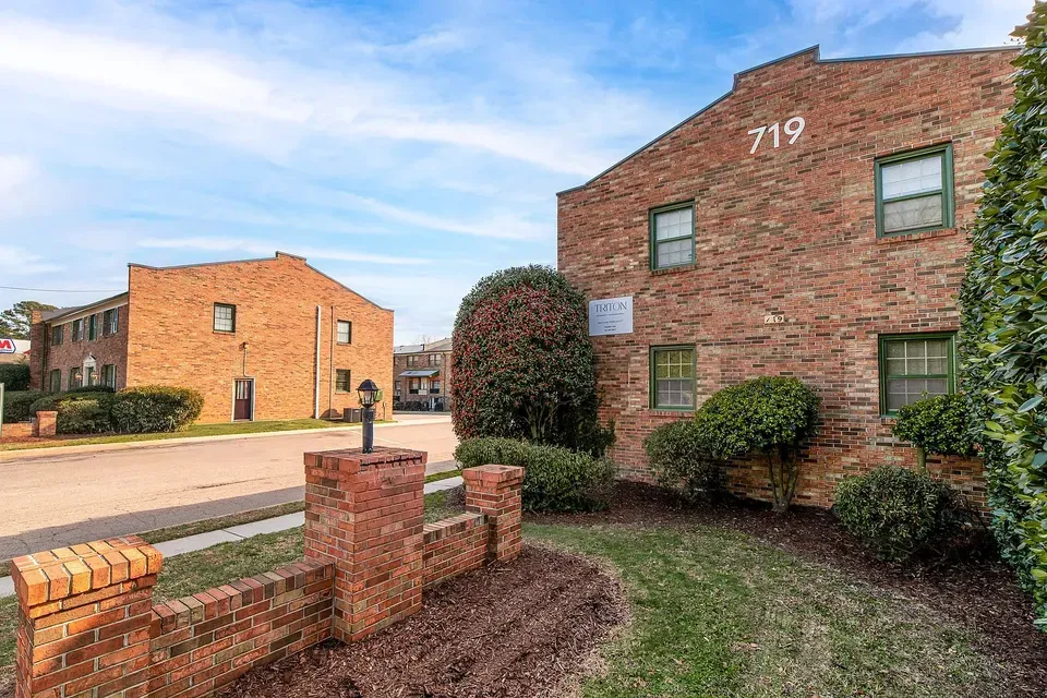 3 Bed 2 Bath Contemporary High-Rise Condo in Norfolk, VA - 1