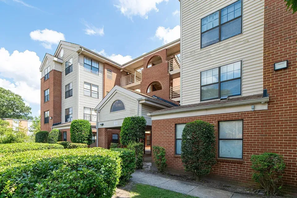 3 Bed 2 Bath Contemporary High-Rise Condo in Norfolk, VA - 1