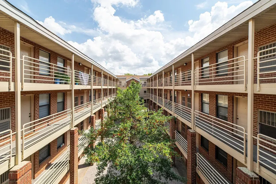 3 Bed 2 Bath Contemporary High-Rise Condo in Norfolk, VA - 2