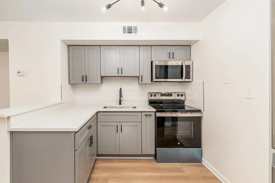 3 Bed 2 Bath Contemporary High-Rise Condo in Norfolk, VA - 4