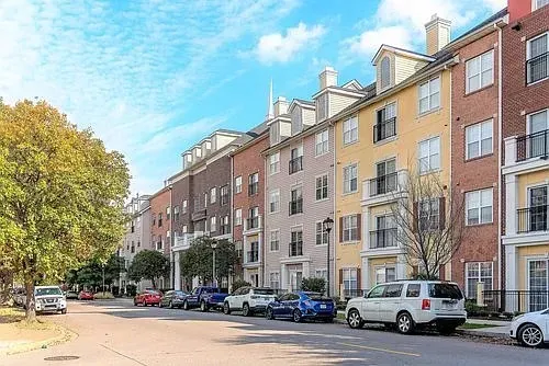3 Bed 2 Bath Contemporary High-Rise Condo in Norfolk, VA - 2
