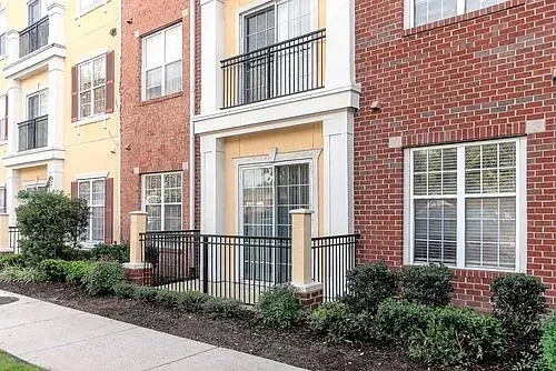 3 Bed 2 Bath Contemporary High-Rise Condo in Norfolk, VA - 4