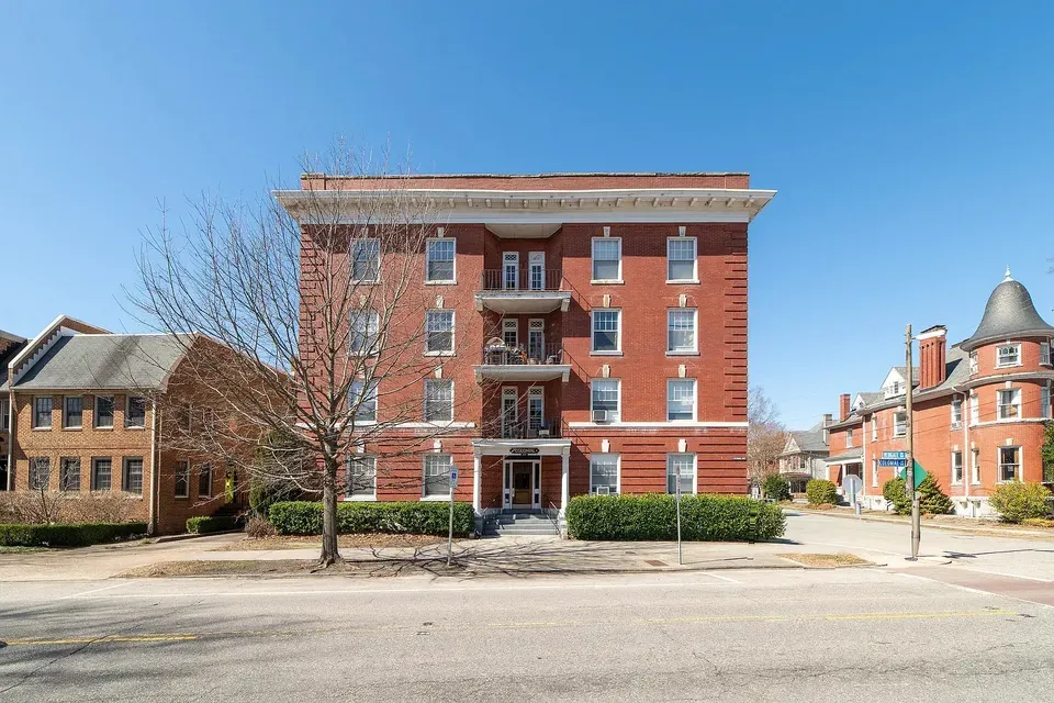 3 Bed 2 Bath Contemporary High-Rise Condo in Norfolk, VA - 1