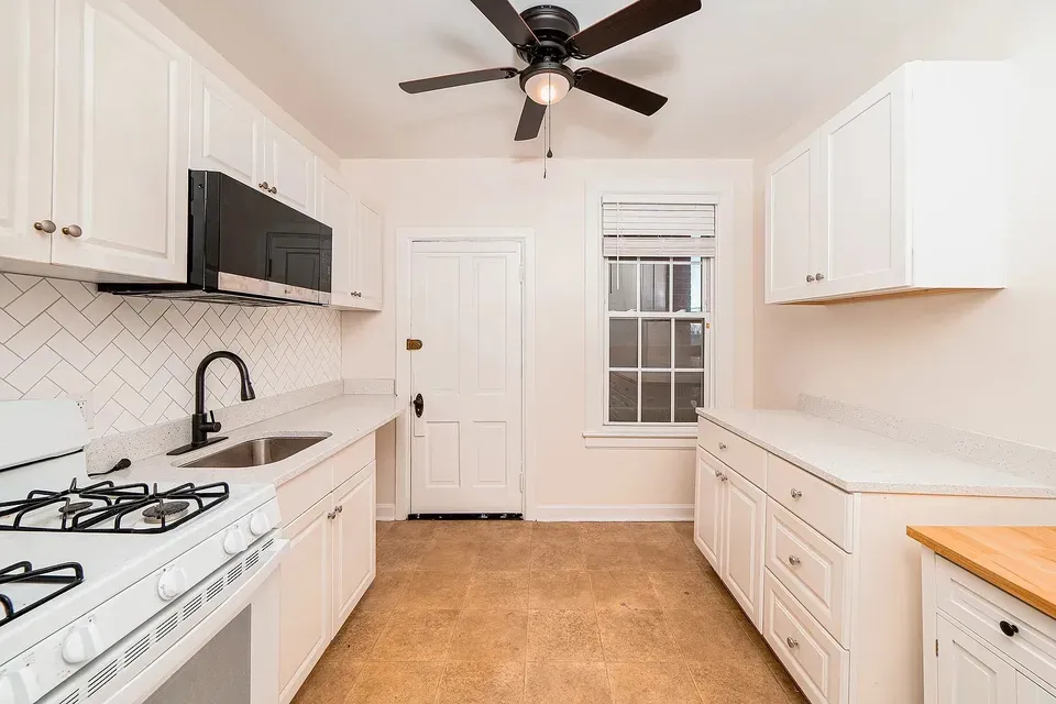 3 Bed 2 Bath Contemporary High-Rise Condo in Norfolk, VA - 4