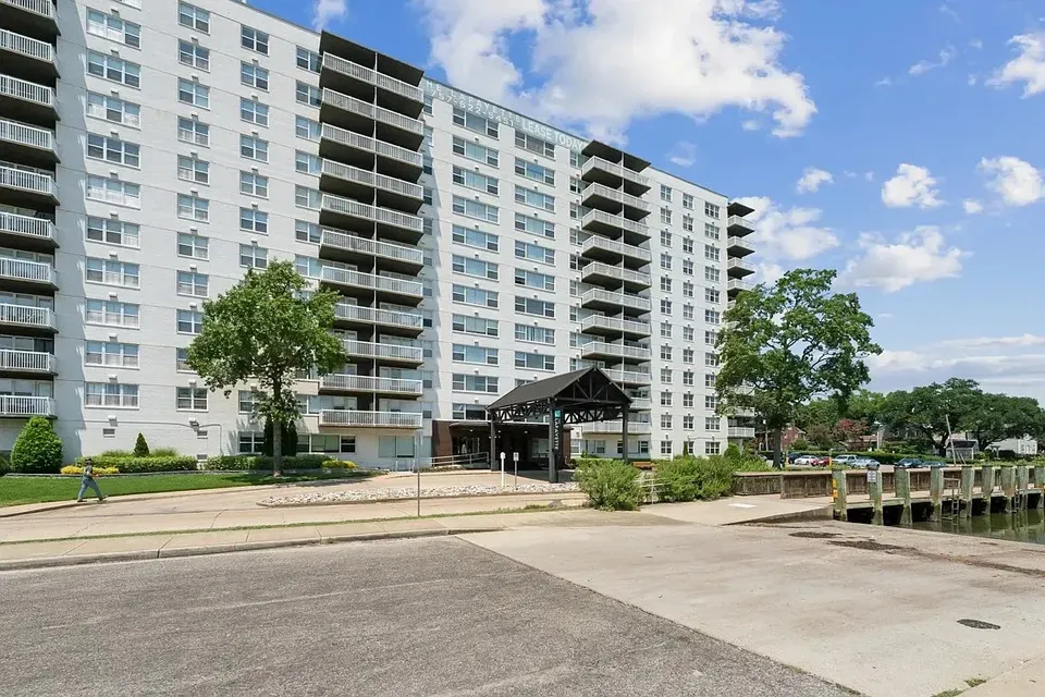 3 Bed 2 Bath Contemporary High-Rise Condo in Norfolk, VA - 1
