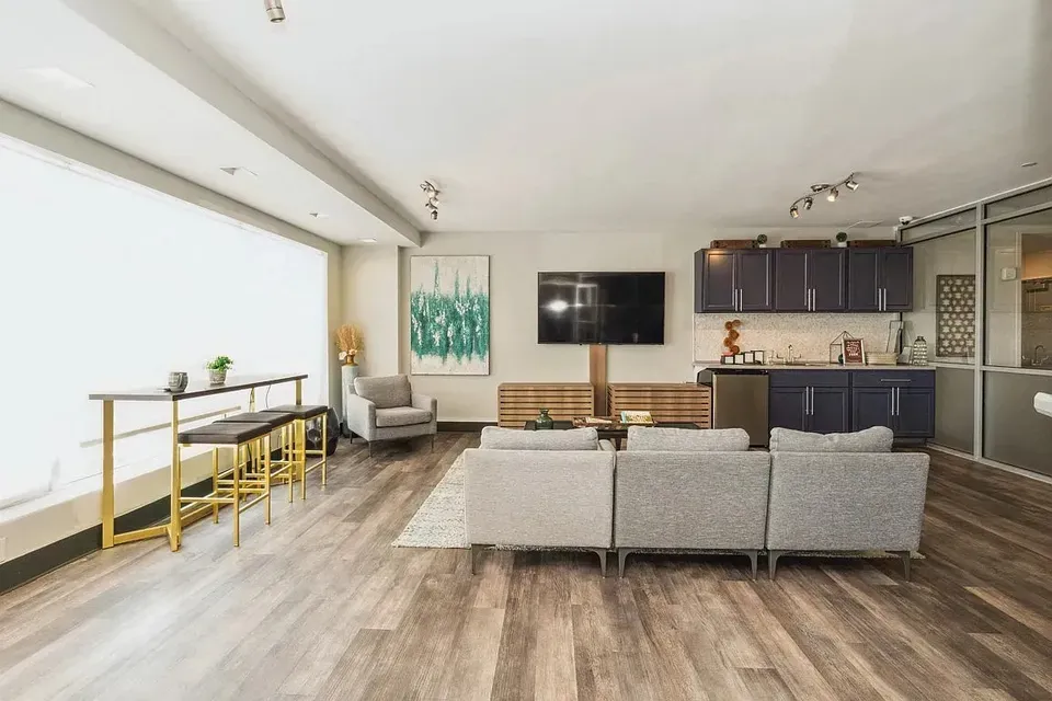 3 Bed 2 Bath Contemporary High-Rise Condo in Norfolk, VA - 4