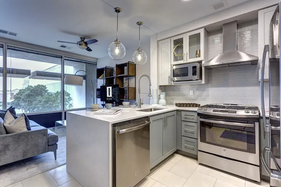 3 Bed 2 Bath Contemporary High-Rise Condo in Norfolk, VA - 2