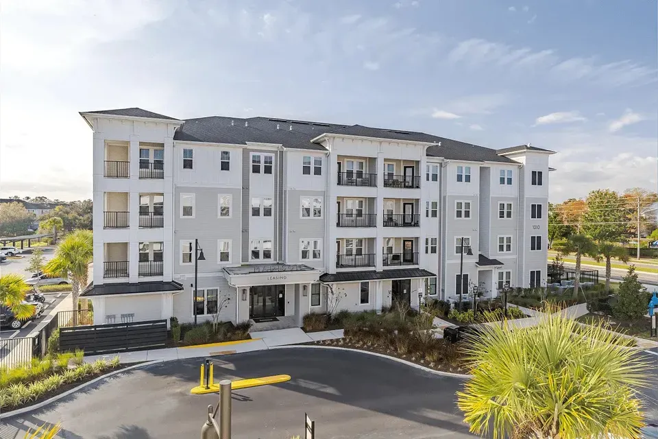 3 Bed 2 Bath Contemporary High-Rise Condo in Orlando, FL - 2