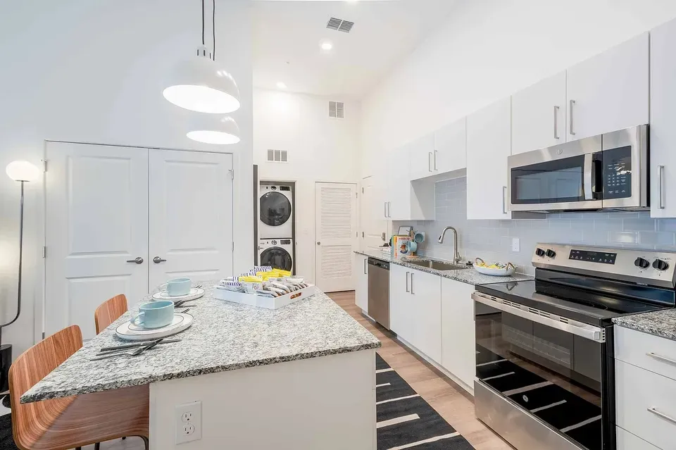 3 Bed 2 Bath Contemporary High-Rise Condo in Orlando, FL - 1