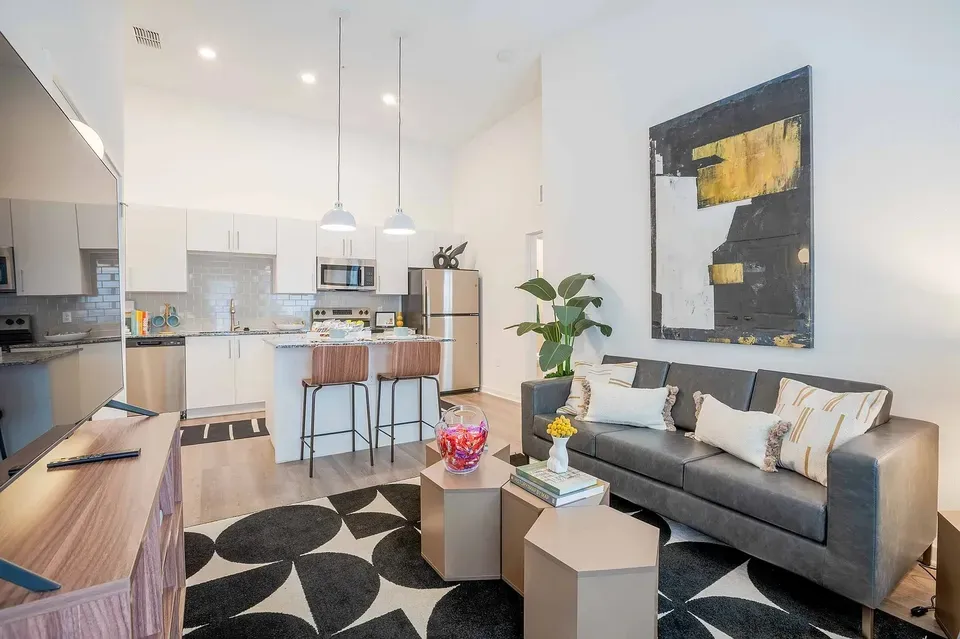 3 Bed 2 Bath Contemporary High-Rise Condo in Orlando, FL - 2