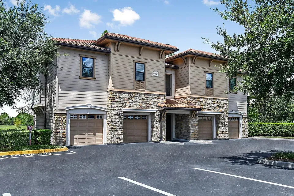 3 Bed 2 Bath Contemporary High-Rise Condo in Orlando, FL - 2