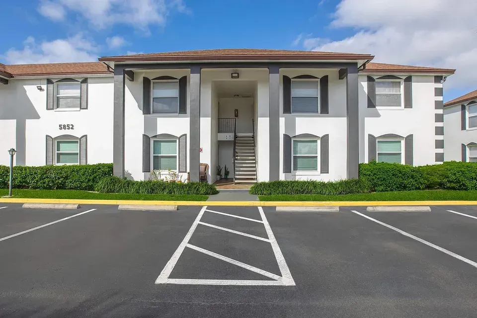 3 Bed 2 Bath Contemporary High-Rise Condo in Orlando, FL - 1