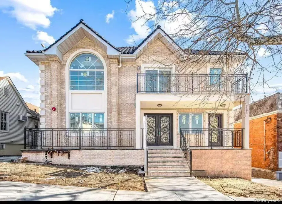 3 Bed 2 Bath Contemporary High-Rise Condo in Queens, NY - 1