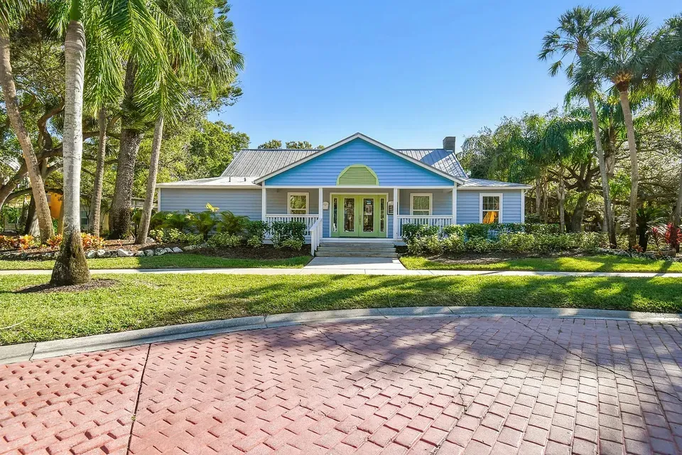 3 Bed 2 Bath Contemporary High-Rise Condo in Tampa, FL - 2