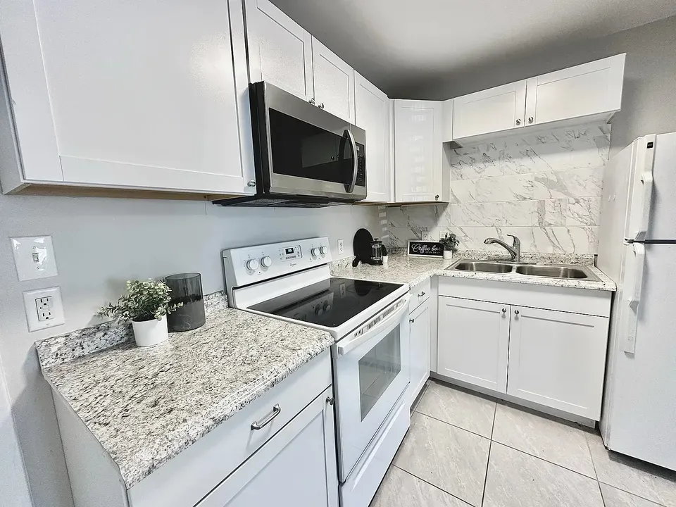 3 Bed 2 Bath Contemporary High-Rise Condo in Tampa, FL - 4
