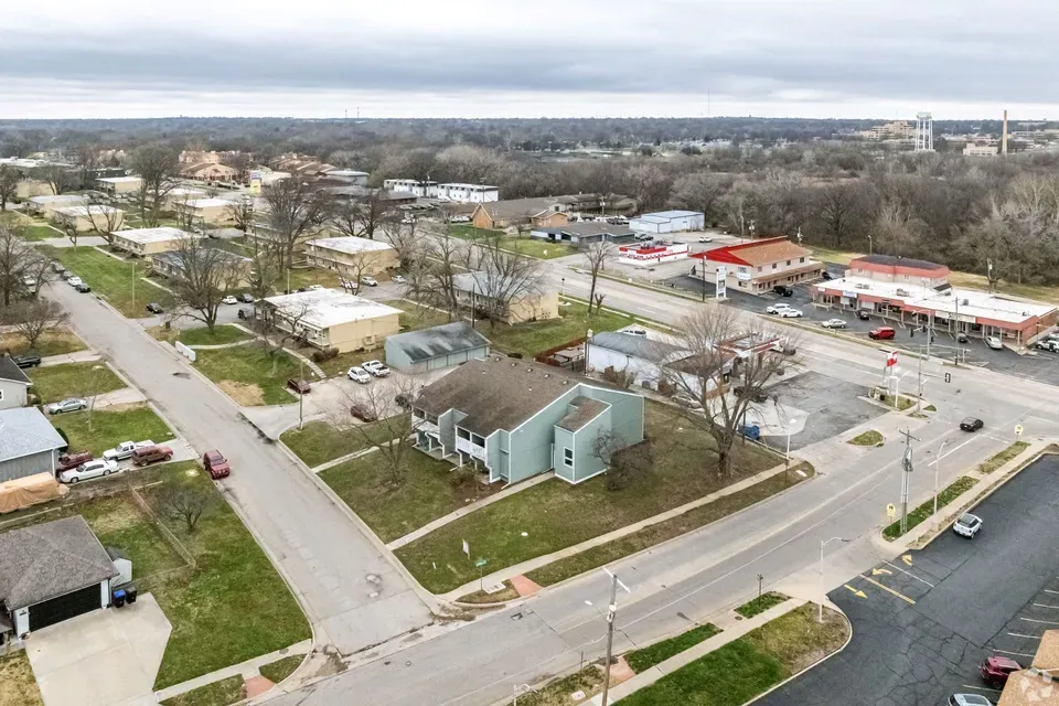 3 Bed 2 Bath Contemporary High-Rise Condo in Topeka, KS - 2