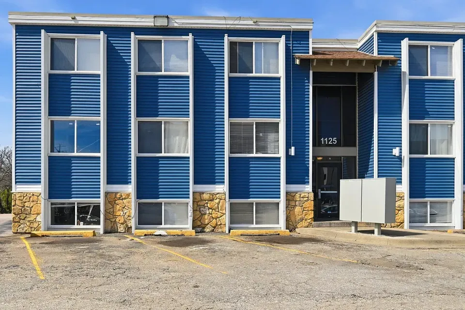 3 Bed 2 Bath Contemporary High-Rise Condo in Topeka, KS - 1