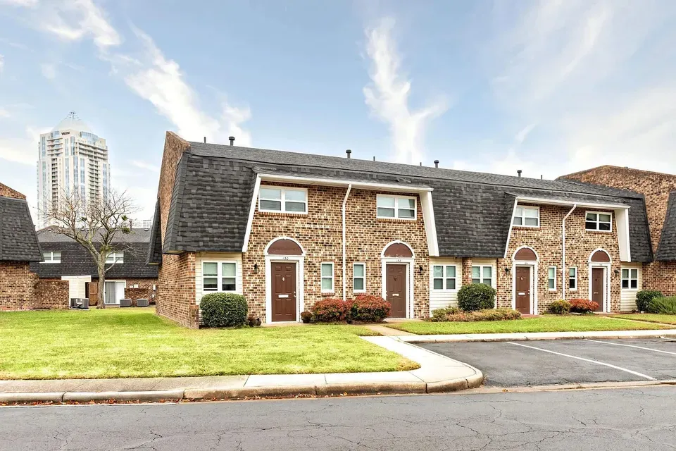 3 Bed 2 Bath Contemporary High-Rise Condo in Virginia Beach, VA - 1