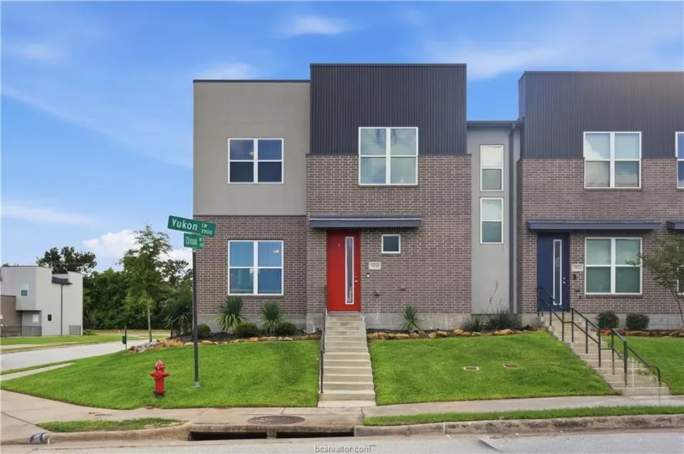 3 Bed 2 Bath Contemporary Multi-Level Townhome in College Station, TX
