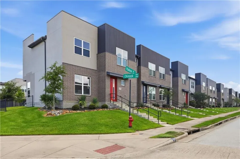 3 Bed 2 Bath Contemporary Multi-Level Townhome in College Station, TX - 2