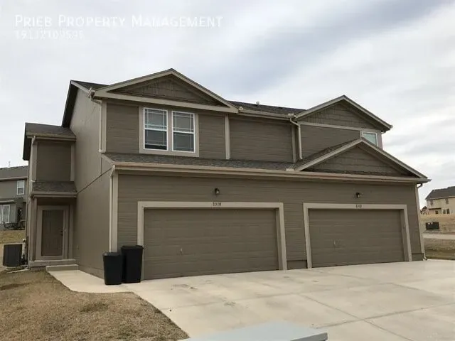 3 Bed 2 Bath Contemporary Multi-Level Townhome in Kansas City, KS - 2