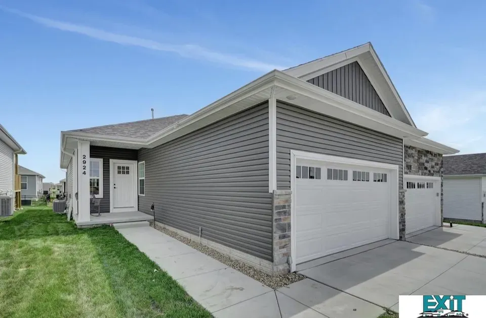 3 Bed 2 Bath Contemporary Multi-Level Townhome in Lincoln, NE - 2
