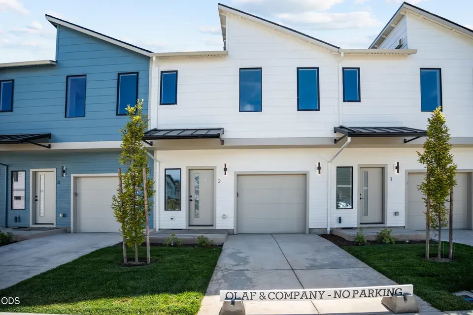 3 Bed 2 Bath Contemporary Multi-Level Townhome in Medford, OR