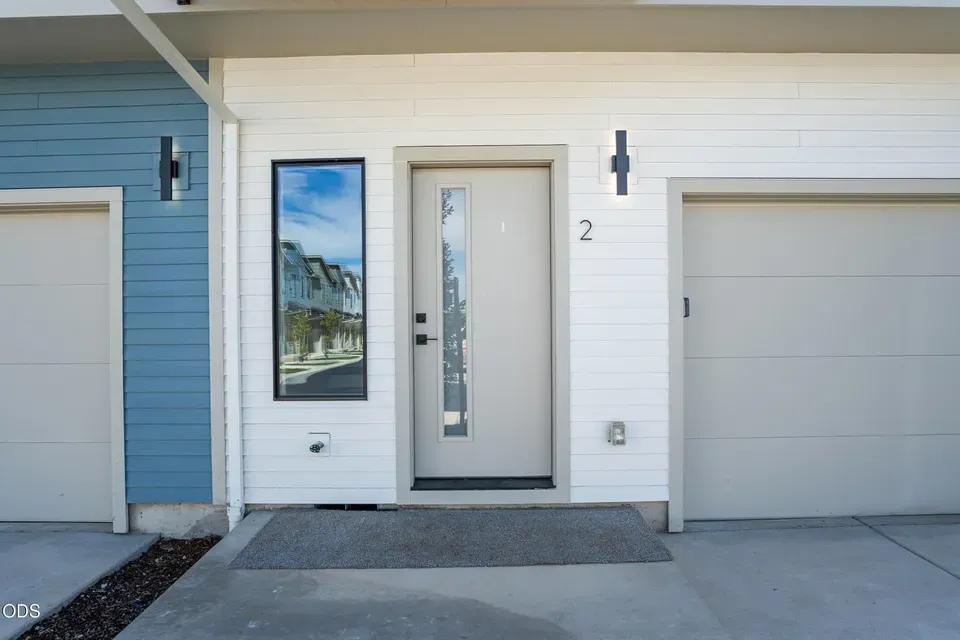 3 Bed 2 Bath Contemporary Multi-Level Townhome in Medford, OR - 2