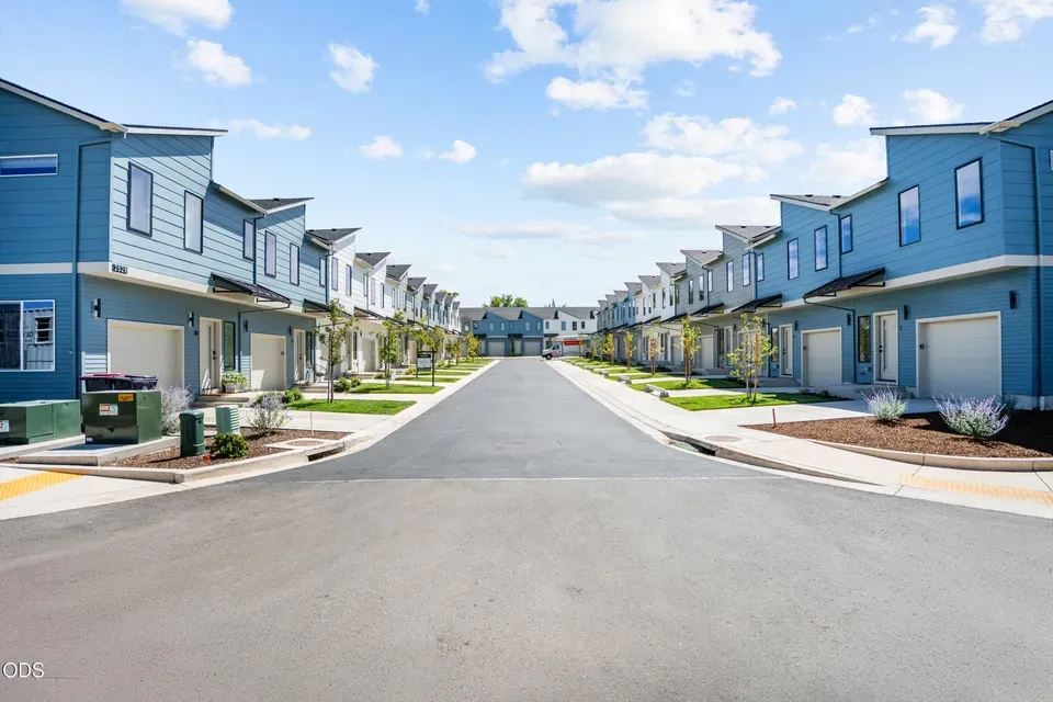 3 Bed 2 Bath Contemporary Multi-Level Townhome in Medford, OR - 3